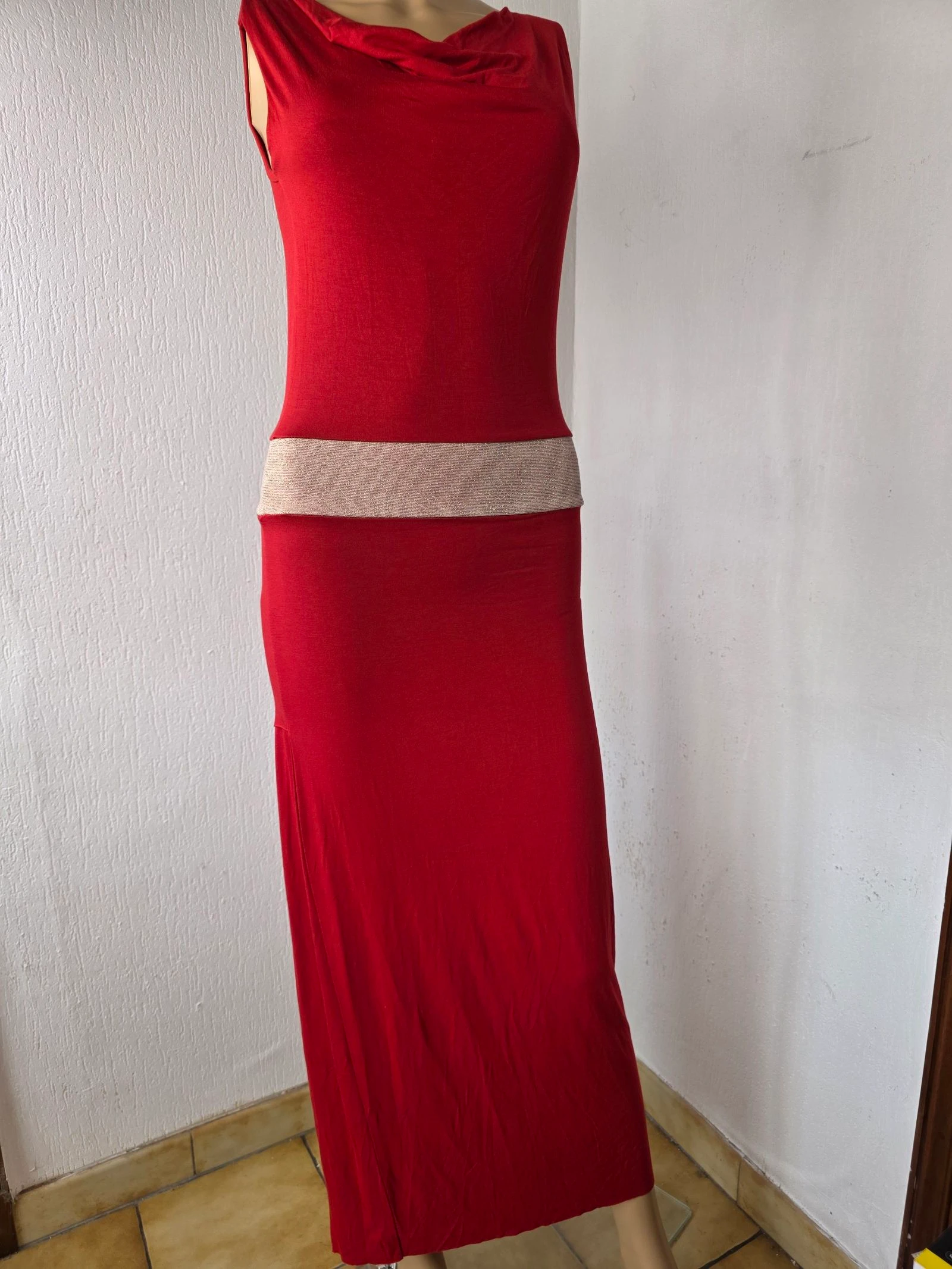 Vestido largo rojo con cuello de clérigo & banda dorada brillante MiMOSA talla única hasta la 38 – photo 5